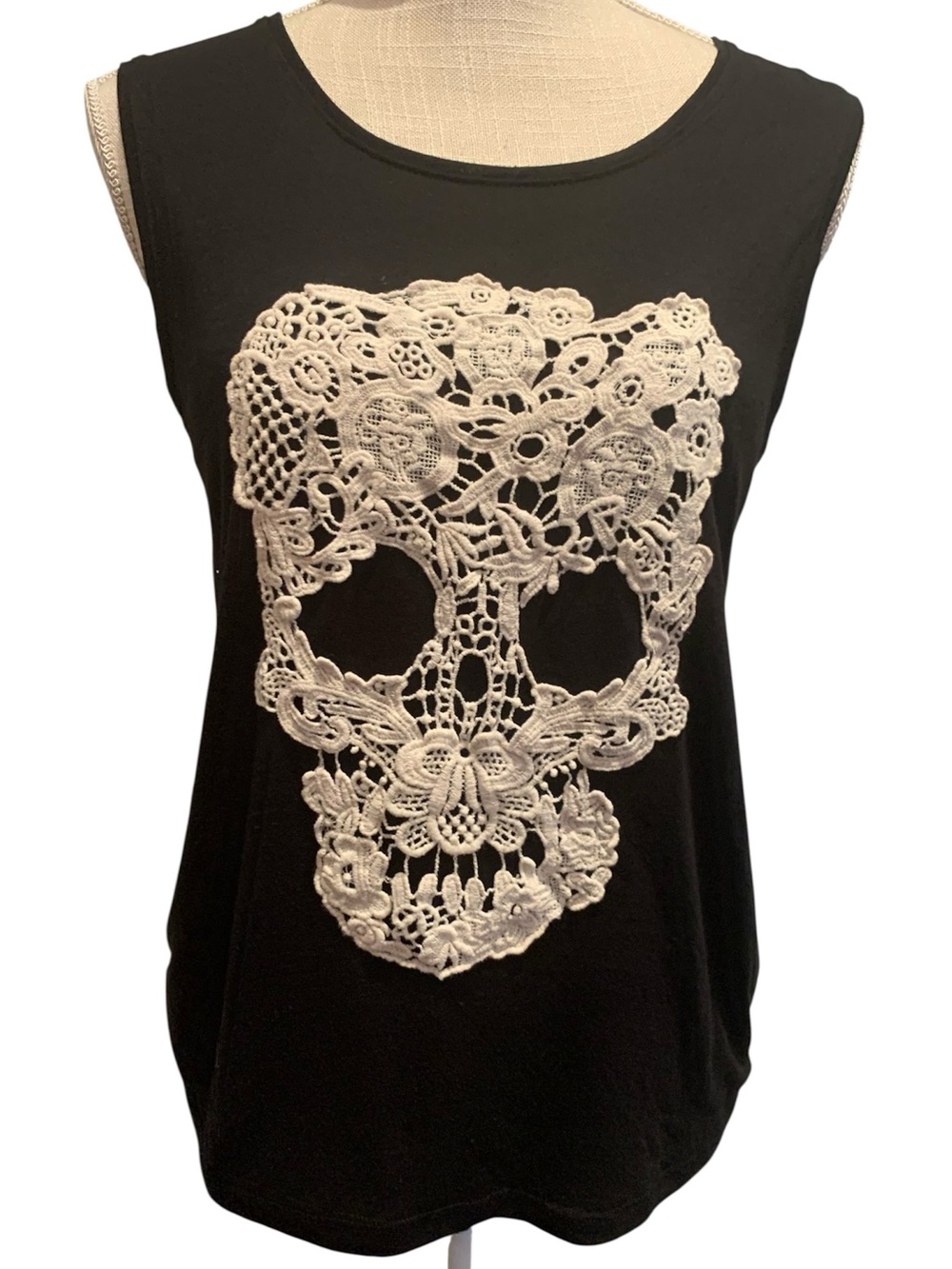 🩷MING JEANS🩷SLEEVELESS ROUND NECK CROCHET APPLIQUÉ TEE. EXCELLENT! NWOT.